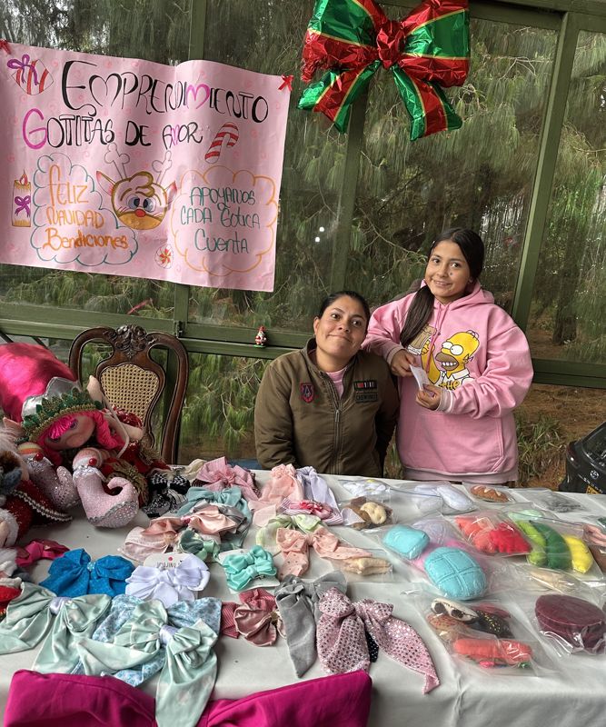 Accesorios y tejidos, puesto de una mamá en el Minimarket 2025